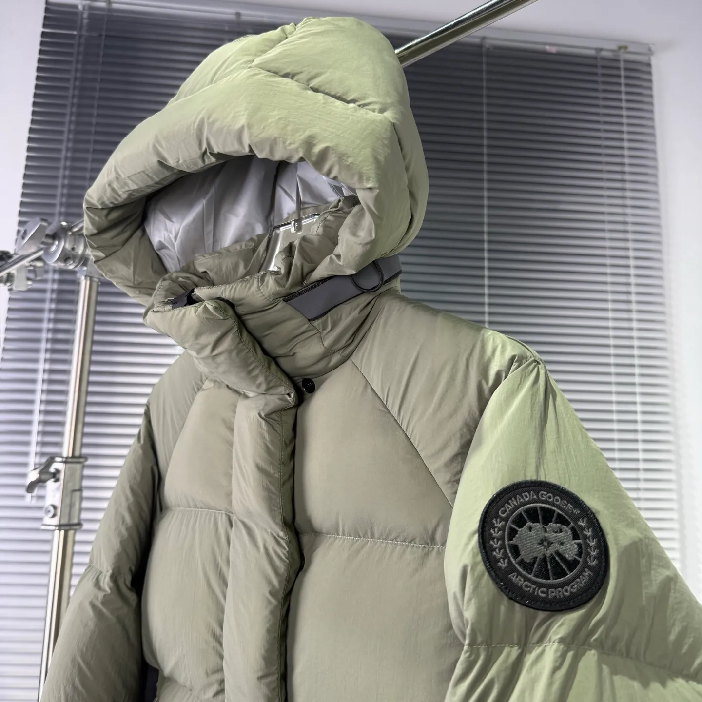 P880 High-end quality 𝑪𝒂𝒏𝒂𝒅𝒂 𝑮𝒐𝒐𝒔𝒆｜Canada Goose Black Label 𝗝𝘂𝗻𝗰𝘁𝗶𝗼𝗻 Series Capsule Short Down Jacket/Ouyang Nana Generation/Same Style for Men and Women 𝗦𝗶𝘇𝗲: 𝗫𝗦 𝗦 𝗠 𝗟 𝗫𝗟 𝗫𝗫𝗟 Product color: black, pure white, off-white, cherry blossom pink, green, brown, Coding: 𝟬𝟬𝟬𝟲𝟭𝟬𝗖
